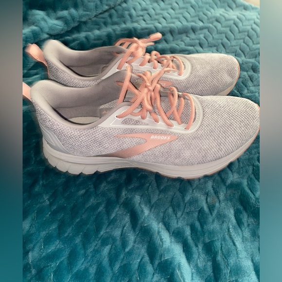 Brooks women’s size 11 running shoe - Picture 8 of 8